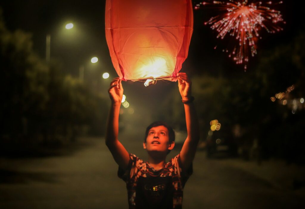niño con una linterna de globo en diwali
