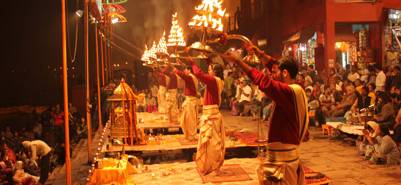 ceremonia de aarti en varanasi